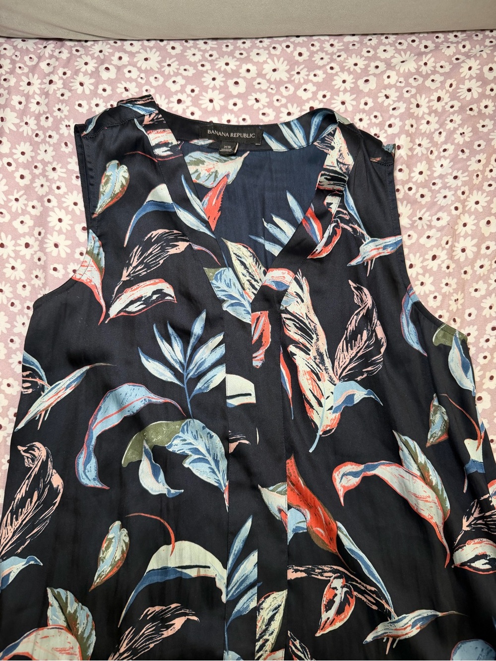 Banana Republic XS Sleeveless Floral Blouse Navy Tropical Print V-Neck Top - Picture 7 of 10